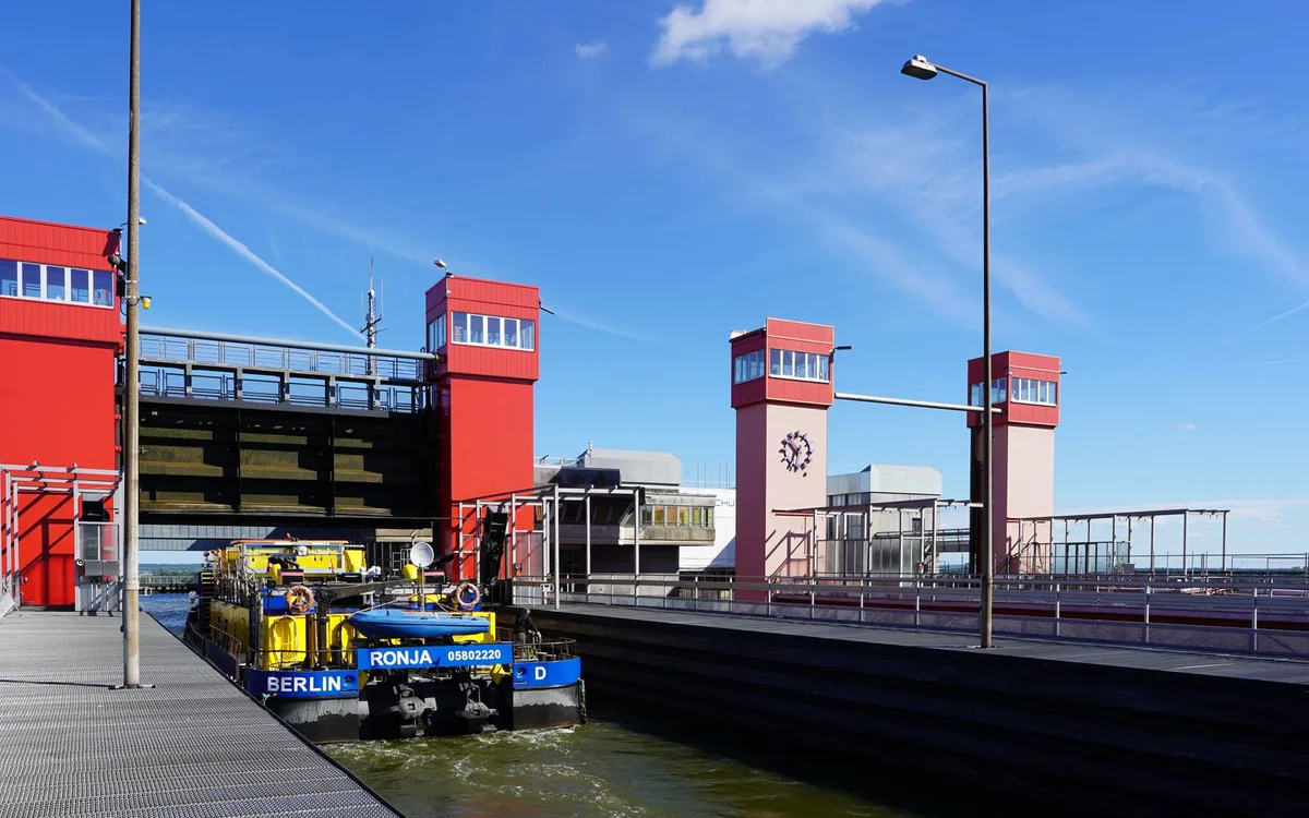 Drzwi, śluza i procedura wejścia