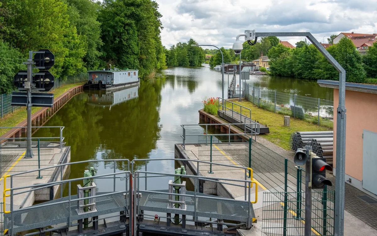 Bramki, śluzy i ruch ptaków między kwaterami